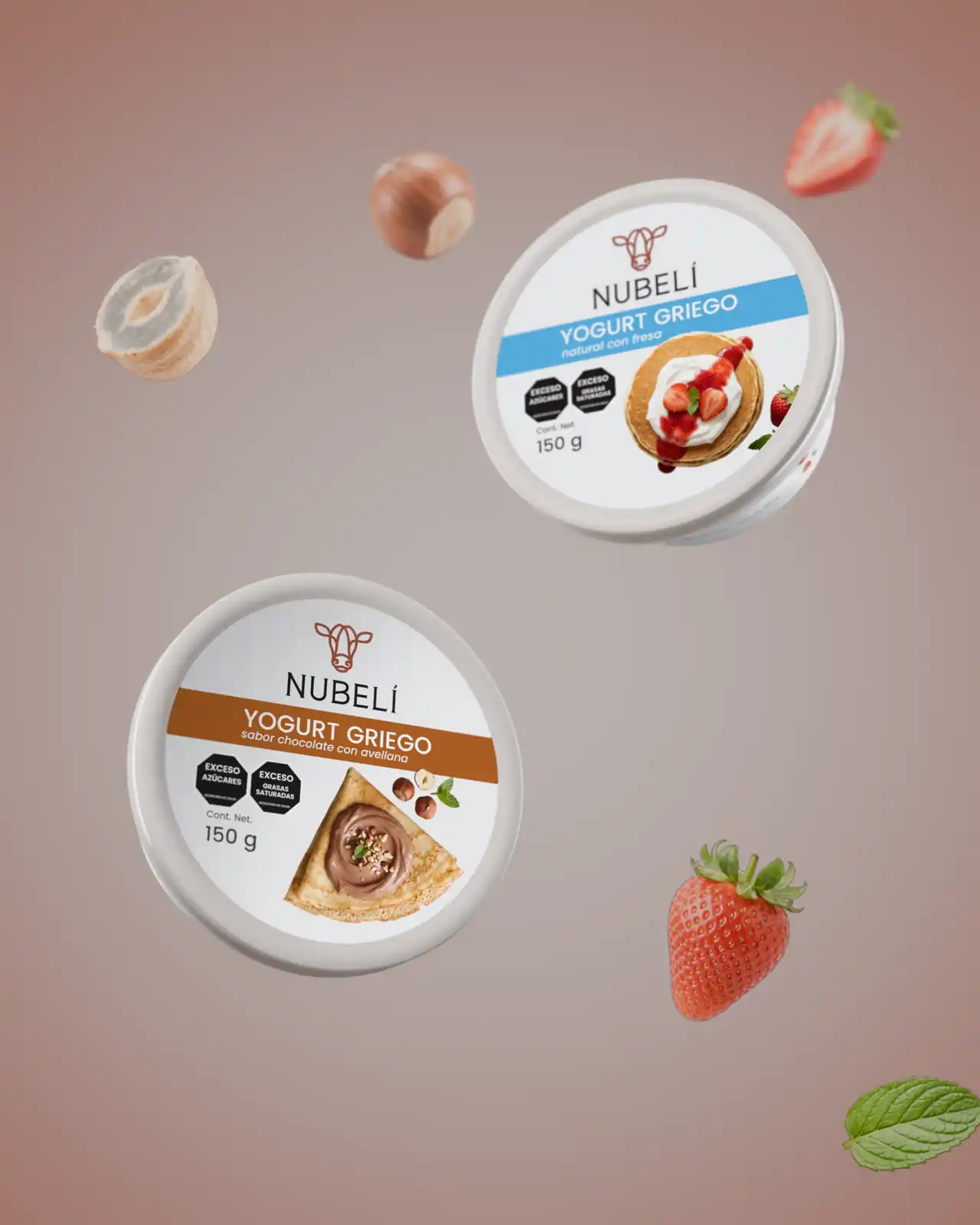 Botes de chocolate con avellana y natural con fresa flotando con ingredientes